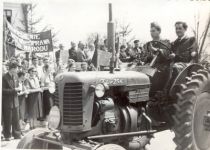 normal_mlodziez_na_traktorze_zetor_1_maj_1955.jpg
